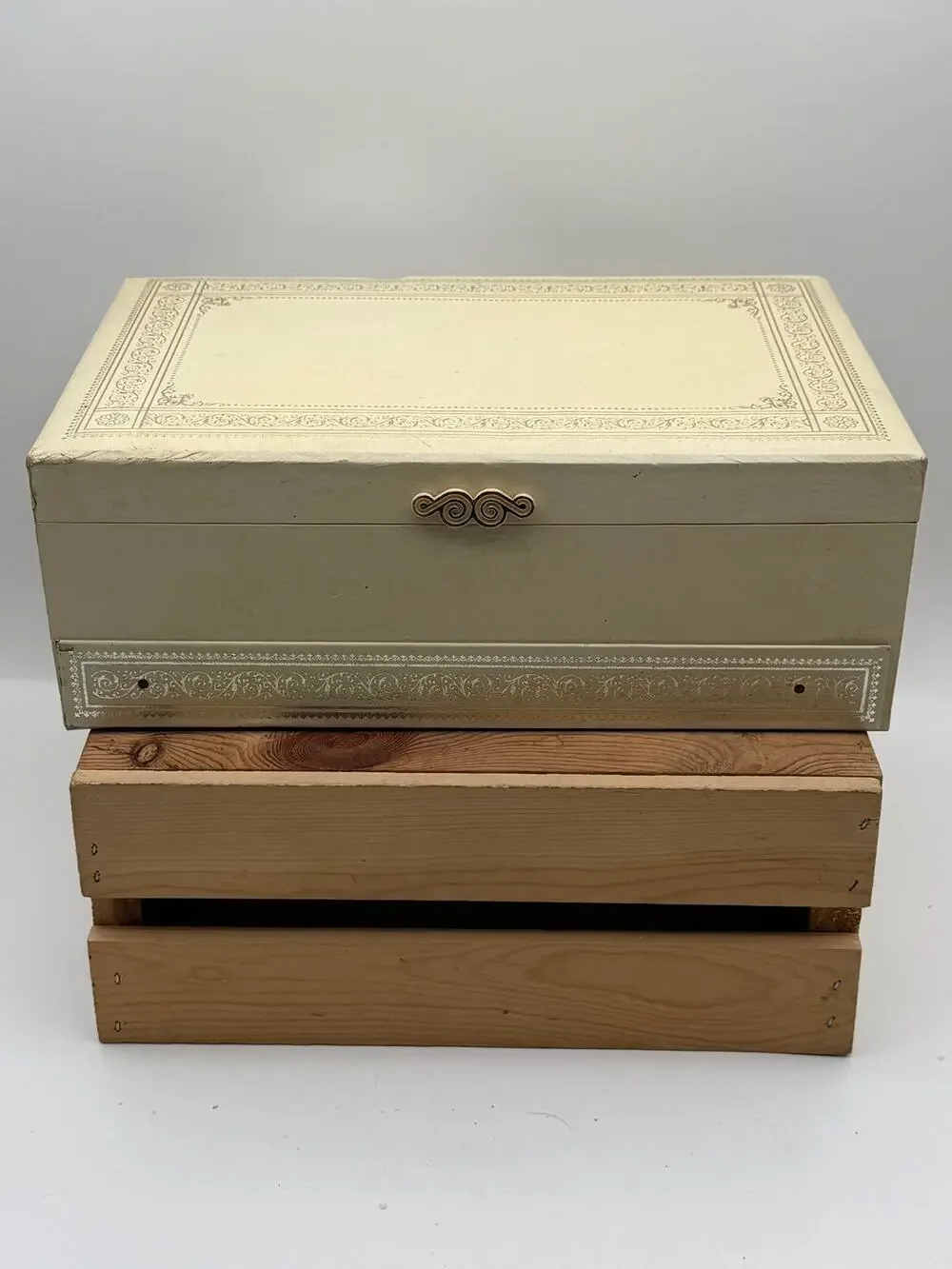 Vintage Off-White Faux Leather MultiTier Jewelry Box w/Gold Embossing/Blue Liner